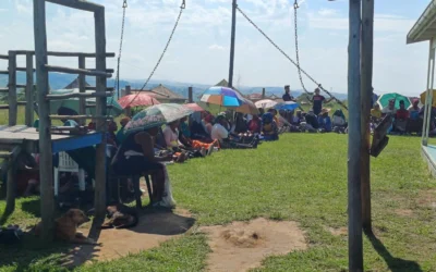 Die Qhogi-Community versammelt sich