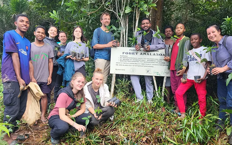 Schüler:innen der Madagaskar AG und des Analasoa Clubs bei einem gemeinsamen Pflanzeinsatz im Regenwald von Madagaskar.